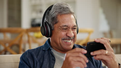 Lachen,-älterer-Mann-Und-Ein-Film-Auf-Einem-Telefon