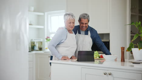 Küche,-Begrüßung-Und-älteres-Paar-Mit-Einem-Tablet