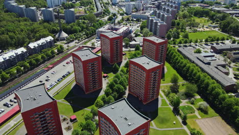 Erstaunliche-Moderne-Gebäude-Und-Gartenlandschaft-Im-Westen-Von-Frölunda-–-Luftaufnahme