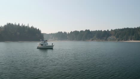 Weiße-Yacht,-Die-Tagsüber-Auf-Den-Ruhigen-Gewässern-Von-Mayo-Cove-In-Der-Nähe-Des-Penrose-Point-State-Park-In-Lakebay,-Washington-State,-USA,-Schwimmt