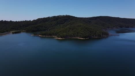 Calm-Waters-Of-Hinze-Dam-Surrounded-By-Green-Mountains---Reservoir-In-Advancetown,-Queensland,-Australia