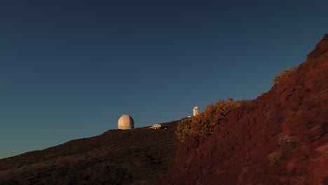 Un-Observatorio-Astronómico-Bajo-Un-Cielo-Azul-En-Una-Isla-Volcánica