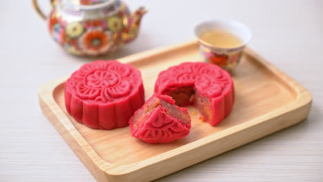 Chinesischer-Mondkuchen-Erdbeerroter-Bohnengeschmack-Auf-Holzplatte