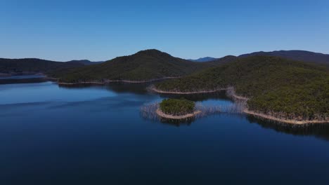 Blue-Sky-Over-The-Forested-Mountains-Surrounding-The-Calm-Lake---Advancetown-Lake-Near-Hinze-Dam---Gold-Coast,-QLD,-Australia