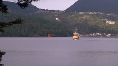 Vista-Hacia-El-Santuario-De-Hakone-Y-El-Famoso-Barco-Pirata-En-El-Lago-Ashi-En-Japón