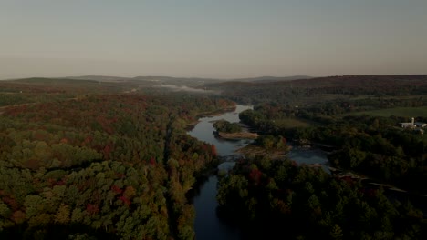 Herbstliche-Waldberge-In-Der-Nähe-Des-Saint-Francois-Flusses-Bei-Einem-Sonnenuntergang-In-Windsor,-Quebec,-Kanada