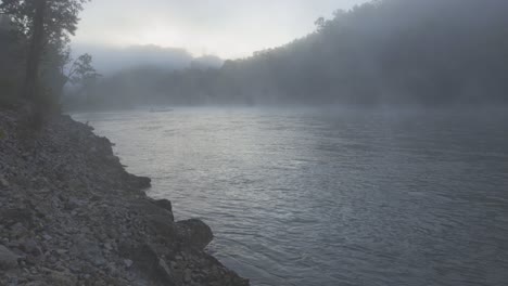 Niebla-Por-La-Mañana-Antes-Del-Amanecer-En-El-Río-Norfork-Cerca-De-Mountain-Home-Arkansas,-EE.UU.