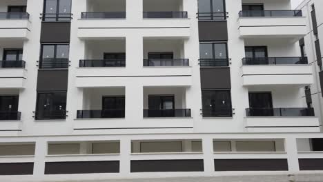 Apartamentos-Blancos-De-Nueva-Construcción-Almacen-De-Metraje-De-Vídeo