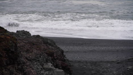 Wellen-Plätschern-Am-Isländischen-Schwarzen-Sandstrand-Gegen-Die-Küste