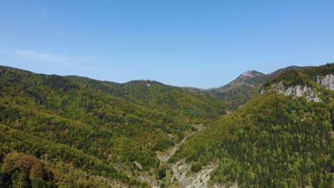 Valle-Del-Parque-Natural-Del-Paraíso-A-Través-De-Montañas-Cubiertas-De-Bosques-Verdes-Y-Marrones-En-Los-Balcanes