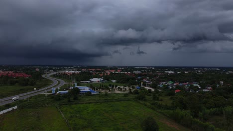 Luftpanorama-Des-Bewölkten-Sturms-über-Der-Landschaft-In-Thailand