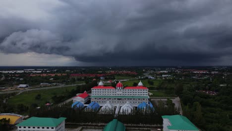 Vista-Panorámica-Aérea-De-La-Tormenta-Nublada-Sobre-La-Escuela-Grande-En-Tailandia