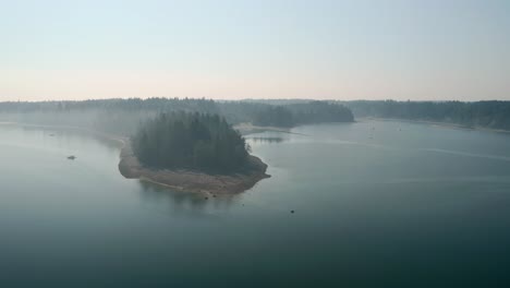 Die-Atemberaubende-Aussicht-Auf-Eine-Insel-Im-Penrose-State-Park-In-Washington-Mit-Grünen-Bäumen-Und-Ruhigem-Wasser---Luftaufnahme