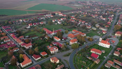 Bewegende-Luftaufnahme-Des-Dorfes-Ungarn-Bánréve