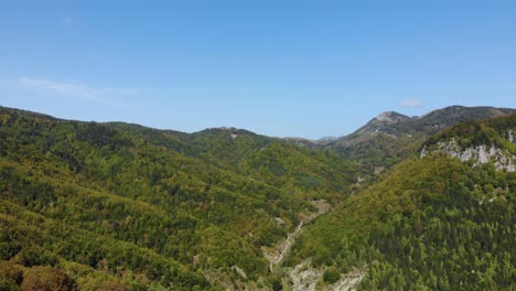 Valle-Tranquilo-Rodeado-De-Montañas-Y-Colorido-Follaje-De-Bosques-En-Los-Balcanes