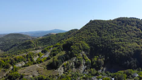 Grüne-Wälder-Auf-Den-Bergen-Rund-Um-Das-Dorf-Mit-Steinhäusern-Und-Touristenorten-In-Albanien