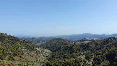 Paisaje-Montañoso-Con-Hermosos-Valles-Y-Laderas-Llenas-De-Bosques-Verdes-Entre-Grecia-Y-Albania