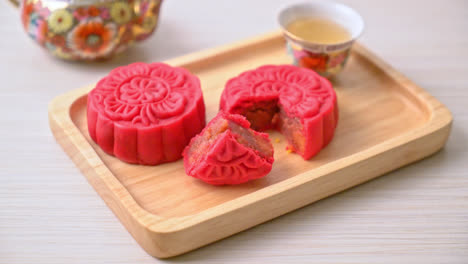 Chinesischer-Mondkuchen-Erdbeerroter-Bohnengeschmack-Auf-Holzplatte