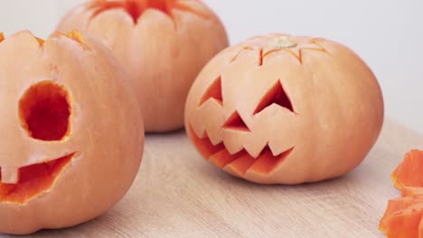 Halloween-jack-o-lantern-pumpkins-on-table