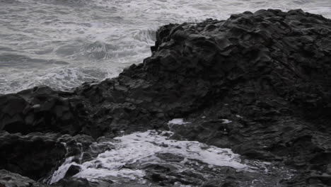 Wellen-Spritzen-Gegen-Felsen-Am-Isländischen-Schwarzen-Sandstrand