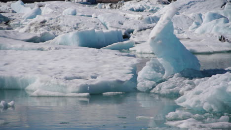 Gletscher-Bewegt-Sich-Im-Islandwasser