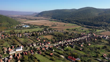Wunderschöne-Perspektive-über-Gemeinschaft-Ungarn,-Perkupa