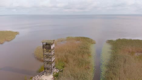 Wachsamer-Turm,-Besichtigungstouristenzentrum,-Vortsjarv-See,-Estland,-Antenne