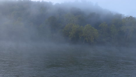Nebliger-Morgen-Vor-Sonnenaufgang-Am-Norfork-River-In-Der-Nähe-Von-Mountain-Home-Arkansas-Usa-Schwenken-Direkt-Den-Fluss-Hinunter