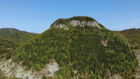 Felsiger-Gipfel-Mit-Mit-Grünen-Bäumen-Bedeckten-Hängen,-Wald-An-Einem-Sonnigen-Herbsttag-Auf-Dem-Balkan