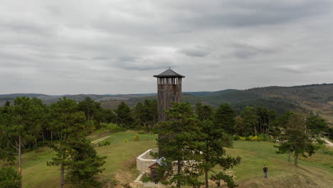 Pequeña-Torre-De-Observación-En-Hungría-Szendr?