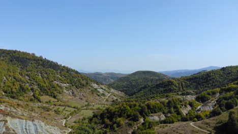 Landschaft-Auf-Einem-Bergdorf-In-Albanien,-Griechenland,-Grenze-Mit-Wäldern-Und-Wiesen