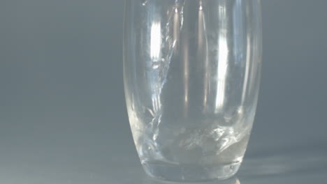 Wasser-Wird-In-Zeitlupe-In-Ein-Glas-Gegossen