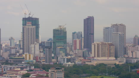 Zeitraffer-Von-Verkehr-Und-Wolkenschatten,-Die-Auf-Hohe-Gebäude-In-Binondo,-Manila-Treffen