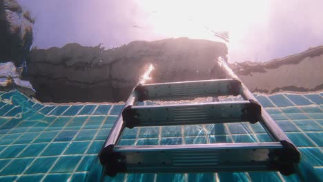 Poolleiter-Unter-Wasser,-Ansicht-Von-Unten-In-Zeitlupe-60fps