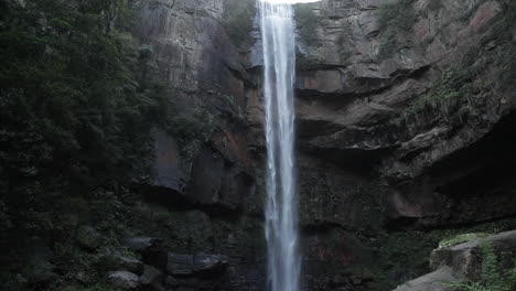 Weite-Zeitlupenaufnahme-Eines-Wasserfalls,-Der-Den-Berg-Hinunterstürzt