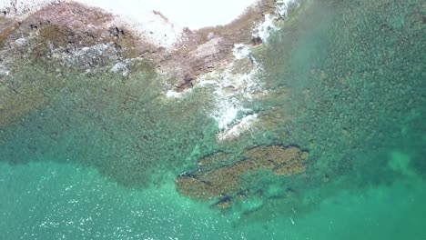 Luftaufnahme-über-Wellen,-Die-Auf-Die-Naturlandschaft-Des-Felsigen-Ozeans-In-Mexiko-Krachen