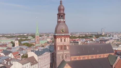 Drohnenantenne-Umkreist-An-Einem-Sommertag-Den-Glockenturm-Der-Kathedrale-Von-Riga-In-Lettland