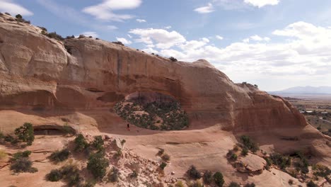 Aerial-pedestal-up-at-Wilson-arch-geological-rock-formation-in-Utah,-USA