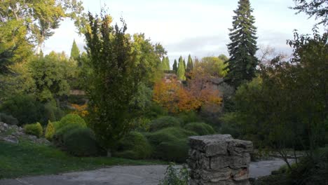 Vista-De-Los-Jardines-Botánicos-En-El-Complejo-Arquitectónico-Del-Palacio-Balchik-En-Bulgaria