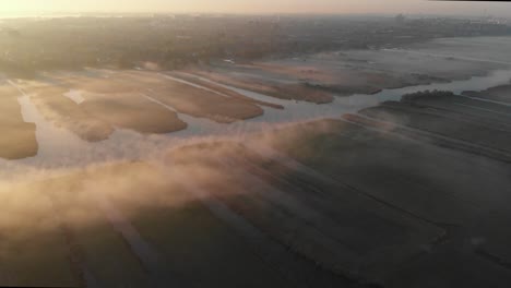 Niedrige-Wolken-In-Der-Holländischen-Landschaft-Auf-Einer-Epischen-Sonnenaufgangs-Drohnenantenne-In-4k