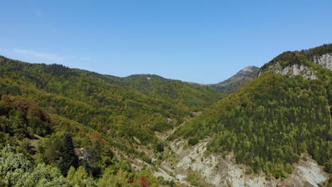 Valle-Del-Paraíso-En-Las-Altas-Montañas-De-Albania-Con-Densos-Bosques-Y-árboles-Coloridos-En-Otoño