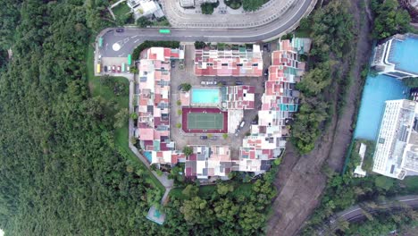 Luftaufnahme-Eines-Einzigartigen-Wohnkomplexes-In-Hongkong,-Umgeben-Von-üppiger-Grüner-Natur