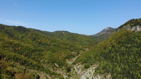 Hermoso-Valle-Entre-Montañas-Cubiertas-De-Vegetación-Exuberante-Y-Colorida-En-Otoño-En-Los-Balcanes