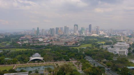 Toma-Panorámica-Amplia-De-Binondo,-Intramuros,-Parque-Rizal,-Zona-Portuaria-Y-Ciudad-De-Manila-Durante-Un-Día-Soleado