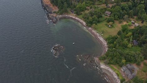 Von-Oben-Nach-Unten-Geneigter-Schuss-Eines-Einsamen-Bootes,-Das-In-Einer-Wunderschönen-Bucht-Um-Vancouver,-Kanada,-Verankert-Ist