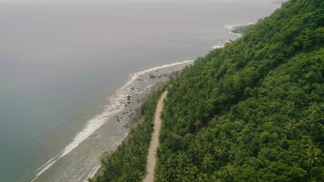 Schöne-Luftaufnahme-Des-Strandes-Neben-Dem-Berg-In-Der-Quezon-Provinz-Philippinen