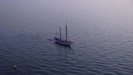 Single-sail-boat-in-Lake-Garda
