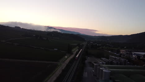 Zug-Fährt-Bei-Sonnenaufgang-In-Der-Nähe-Der-Weinberge-Des-Frescobaldi-Hauptquartiers-Vorbei