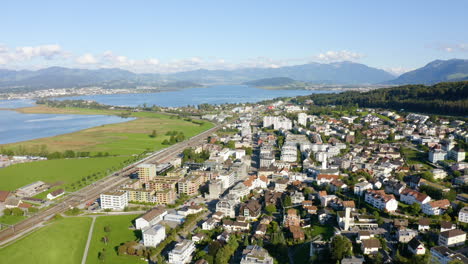 Panorama-De-La-Ciudad-De-Pfaffikon-Junto-Al-Lago-Zurich,-Cantón-De-Schwyz,-Suiza