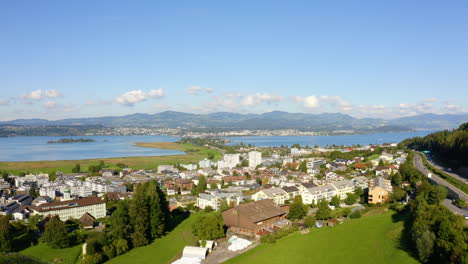 Pfäffikon-Stadt-Mit-Blick-Auf-Den-Zürichsee-Und-Den-Obersee-Im-Hintergrund-An-Einem-Sonnigen-Tag,-Kanton-Schwyz,-Schweiz
